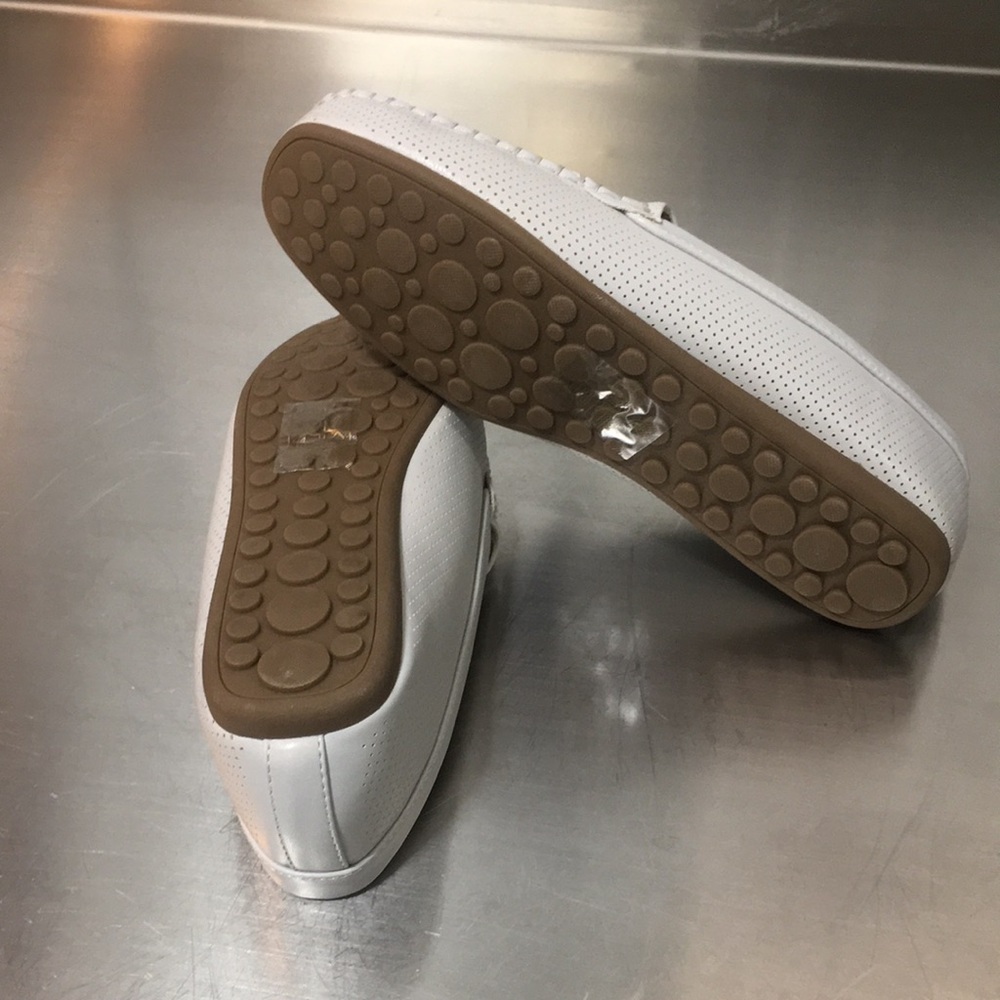 New Elegant White Woman’s Journee Collection Slip-On Loafers - Picture 7 of 8